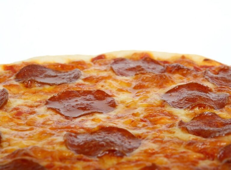 Grilled pepperoni pizza on naan, cut into slices