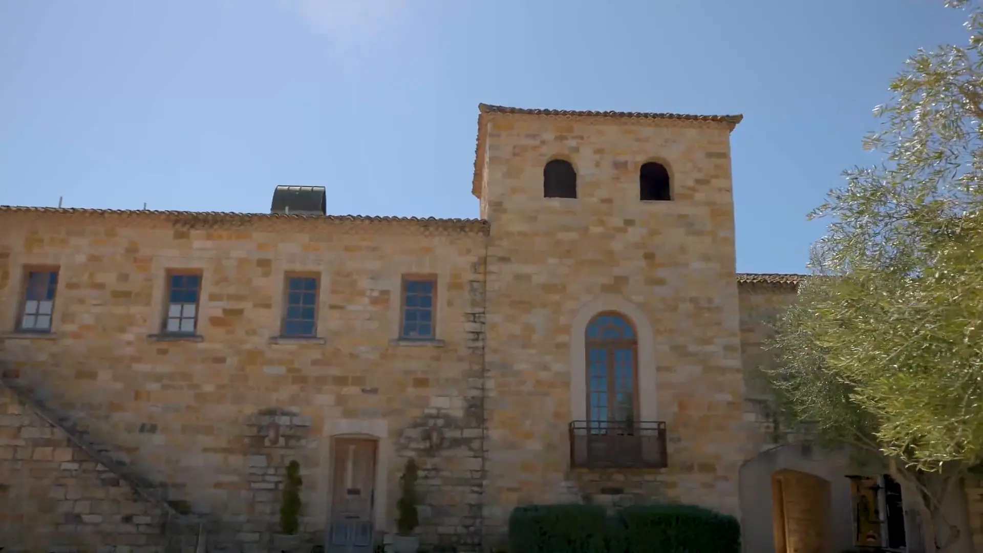 A film of the Sunstone Villa: the vineyard drive, the stone house, its rooms and the valley view